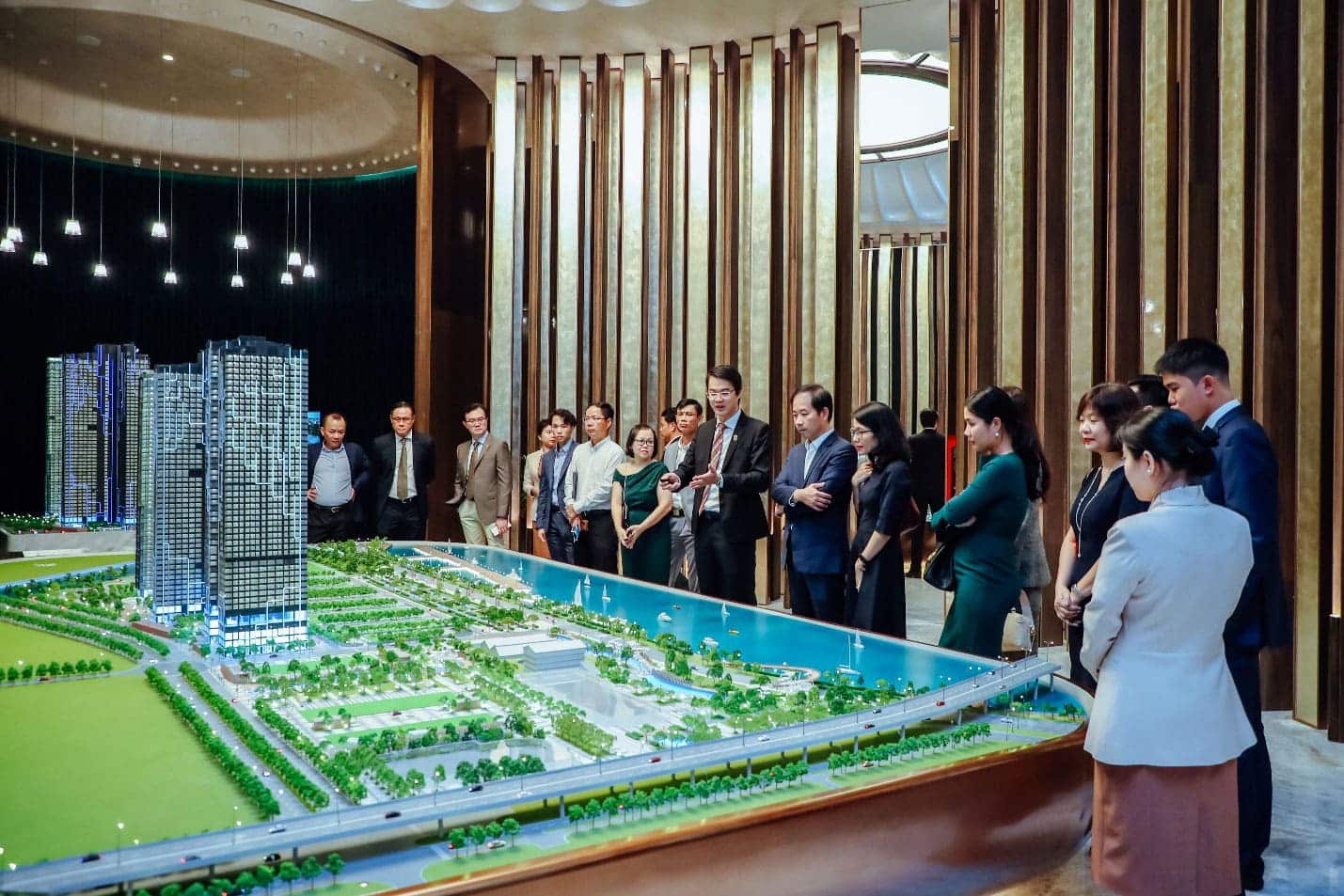 Dự án ứng dụng công nghệ cao trong thiết kế sa bàn và khu vực giới thiệu, trải nghiệm nhà mẫu.