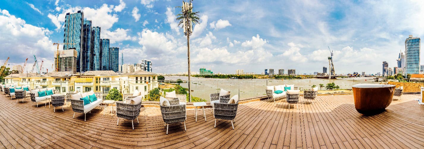 Toàn cảnh sông Sài Gòn và quận 1 từ River Deck, tầng thượng Grand Marina Gallery.